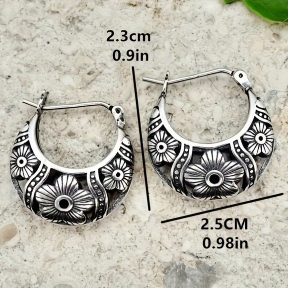 Small Vintage Exquisite Silver Flower Pattern Circle Earrings - Picture 5 of 5